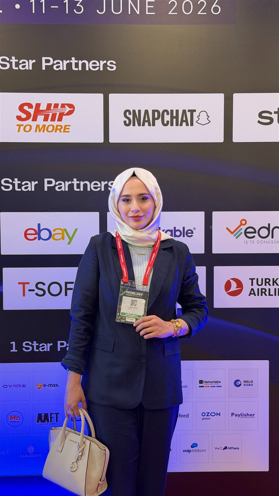 Zülal Uçar, WORLDEF İstanbul 2026 etkinliğinde katılımcı kartıyla