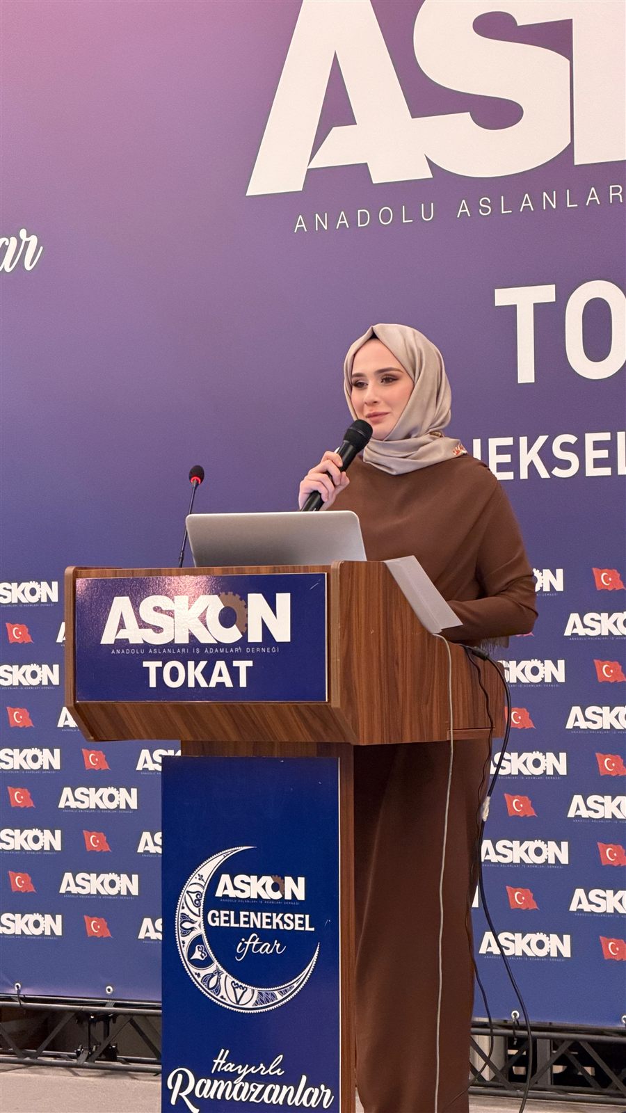 Zülal Uçar, ASKON Tokat Geleneksel İftar programında kürsüde konuşurken