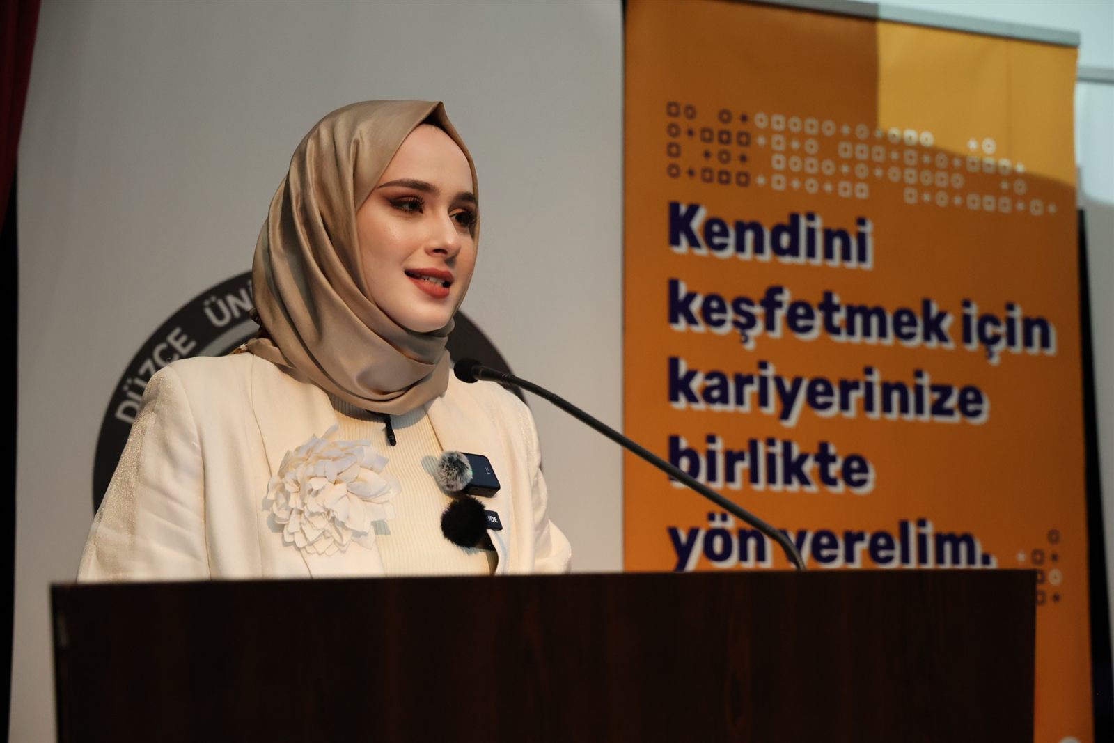 Zülal Uçar, Düzce Üniversitesi'ndeki kariyer etkinliğinde kürsüde konuşurken
