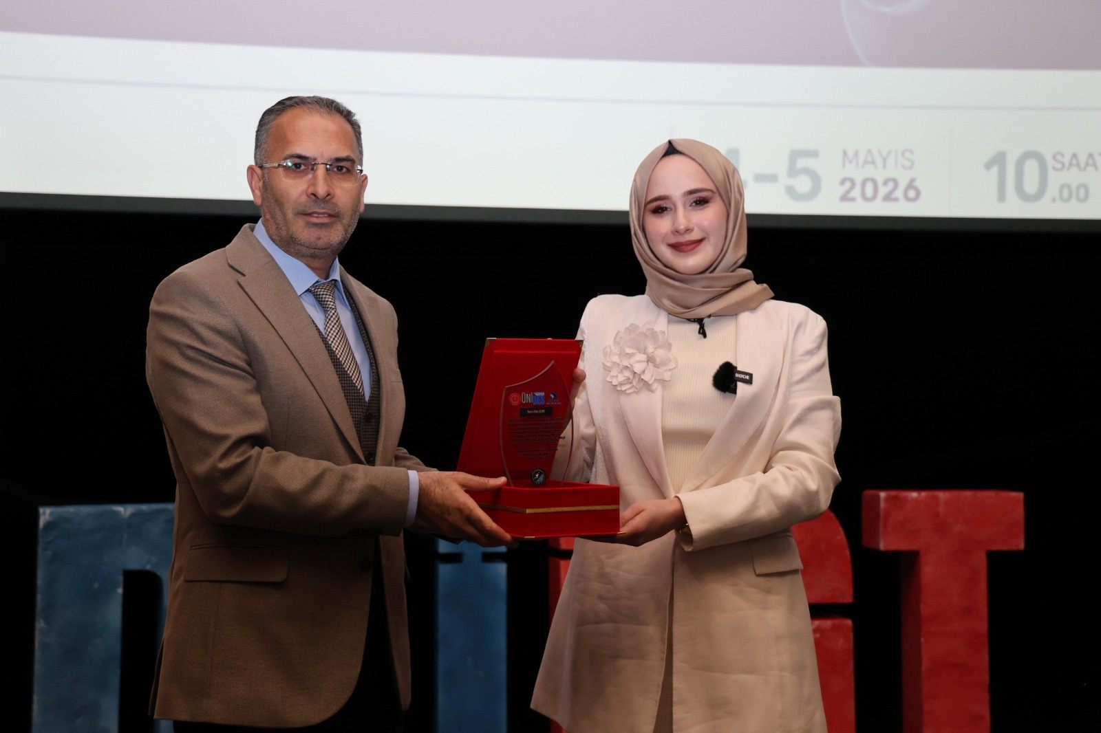 Zülal Uçar, Mayıs 2026 kariyer etkinliğinde plaketini alırken